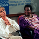 La actriz americana Jane Fonda bromea con Gertrude Mongella, la secretaria general de la cuarta conferencia sobre la mujeres de las Naciones Unidas en Pekín